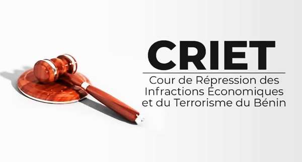 Un marteau de juge posé à côté du sigle CRIET et de son nom complet sur fond blanc