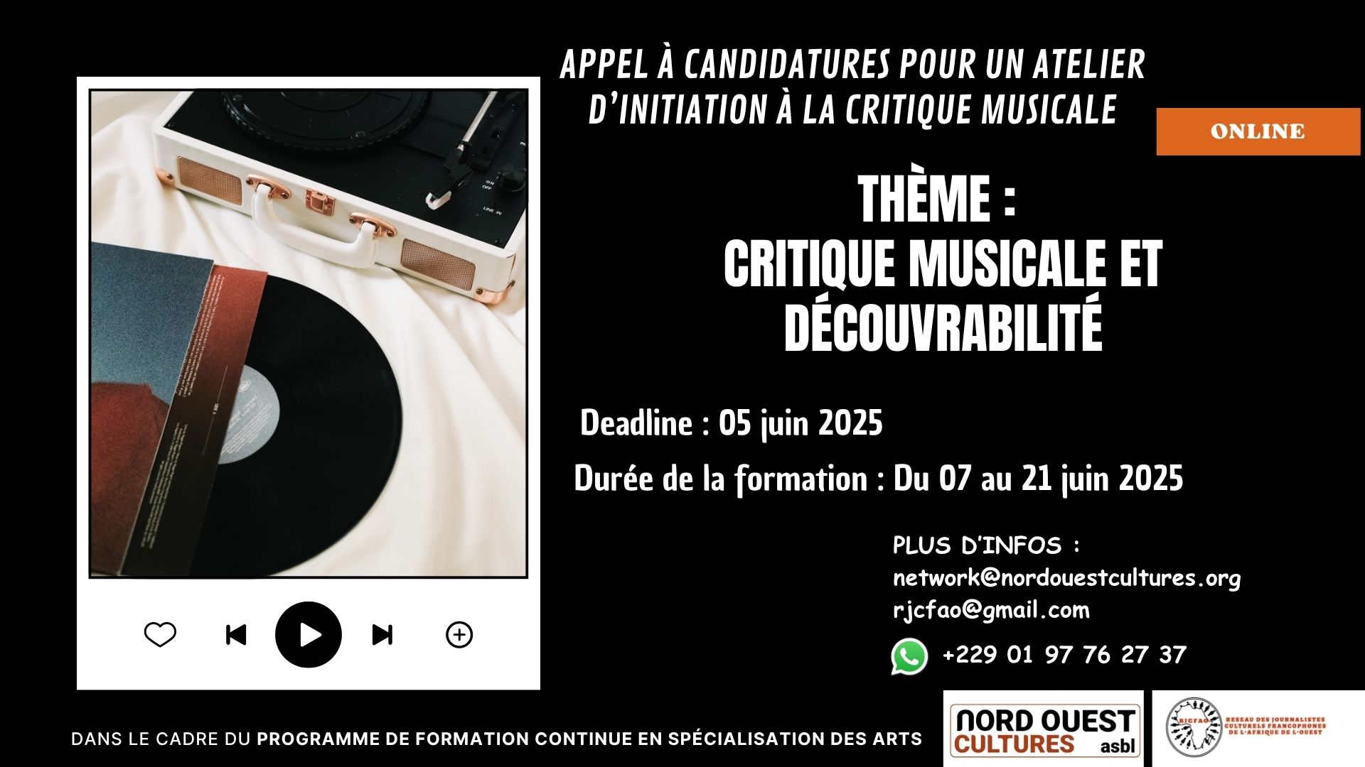 Disque vinyle sur un tourne-disque posé sur une table à côté de supports écrits et un flyer d’appel à candidatures pour un atelier de critique musicale en ligne