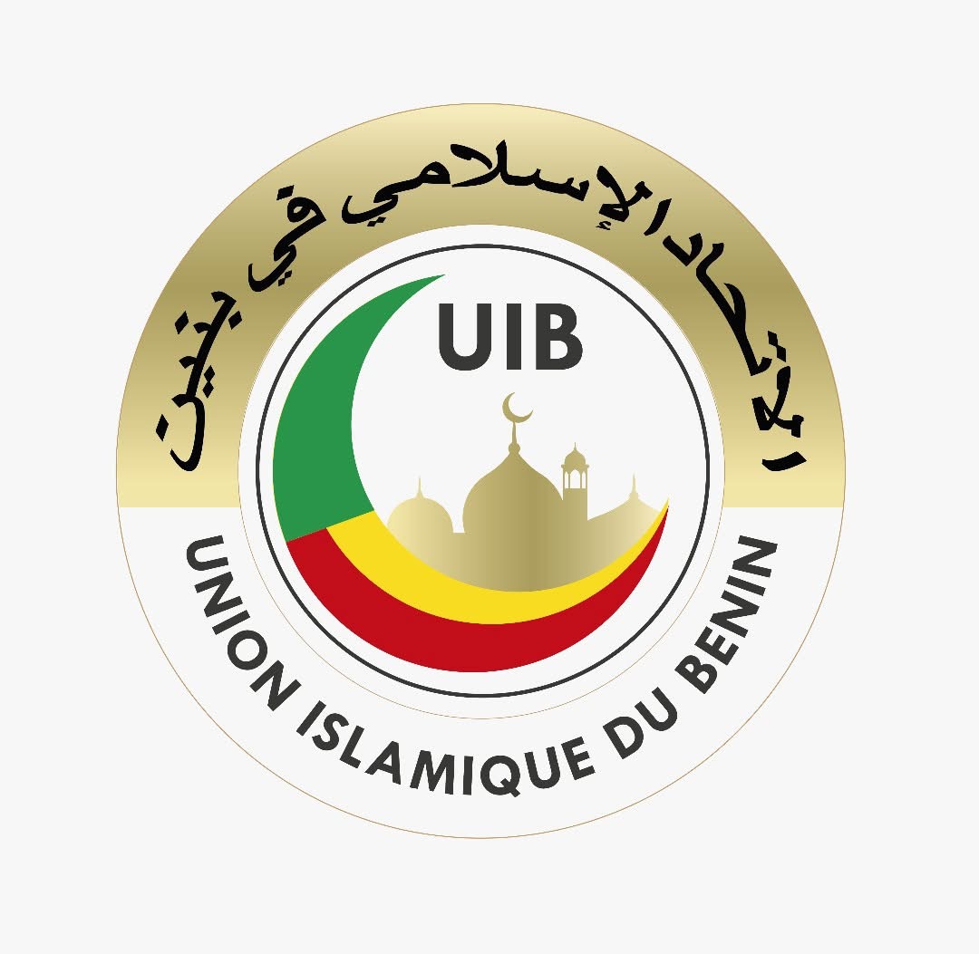 Logo rond avec des couleurs vert, jaune et rouge, silhouette de mosquée et texte en arabe et français Union Islamique du Bénin