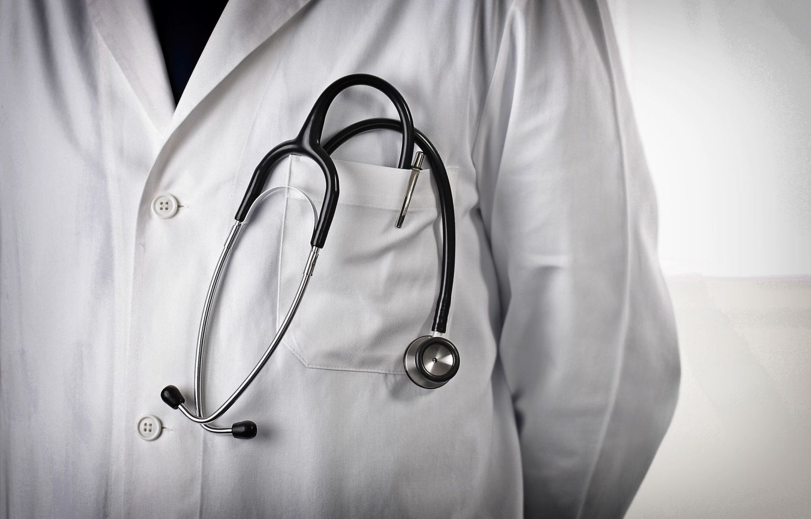 Buste d une personne en blouse blanche avec un stéthoscope noir suspendu à la poche poitrine