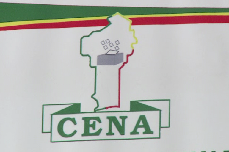 Logo stylisé en vert, jaune et rouge représentant une urne sur une carte encadrée avec l'acronyme CENA en lettres vertes