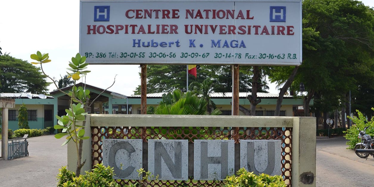 Entrée principale du centre national hospitalier universitaire
