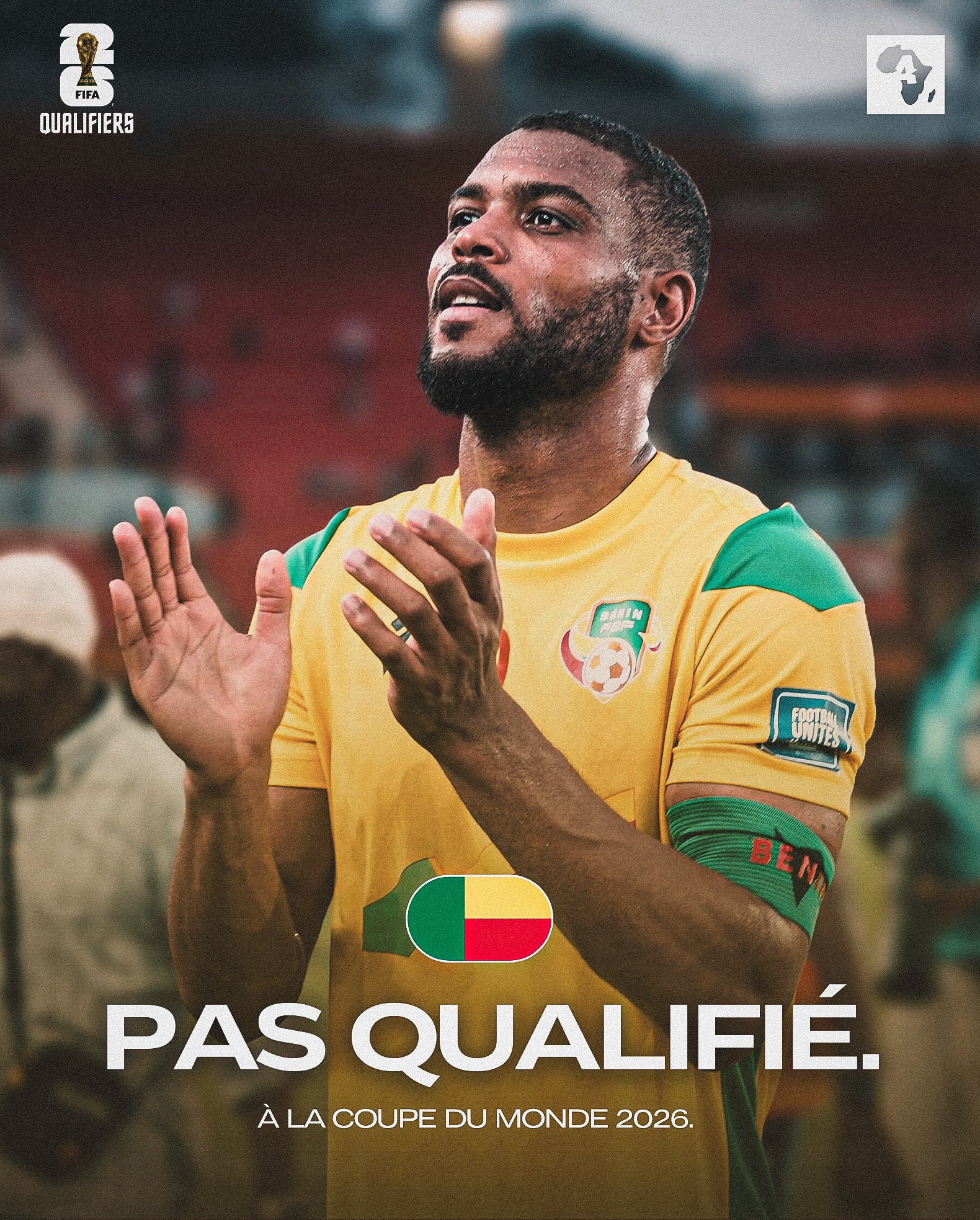 Un joueur en maillot jaune aux épaules vertes applaudit dans un stade avec l'inscription Pas qualifié à la Coupe du Monde 2026