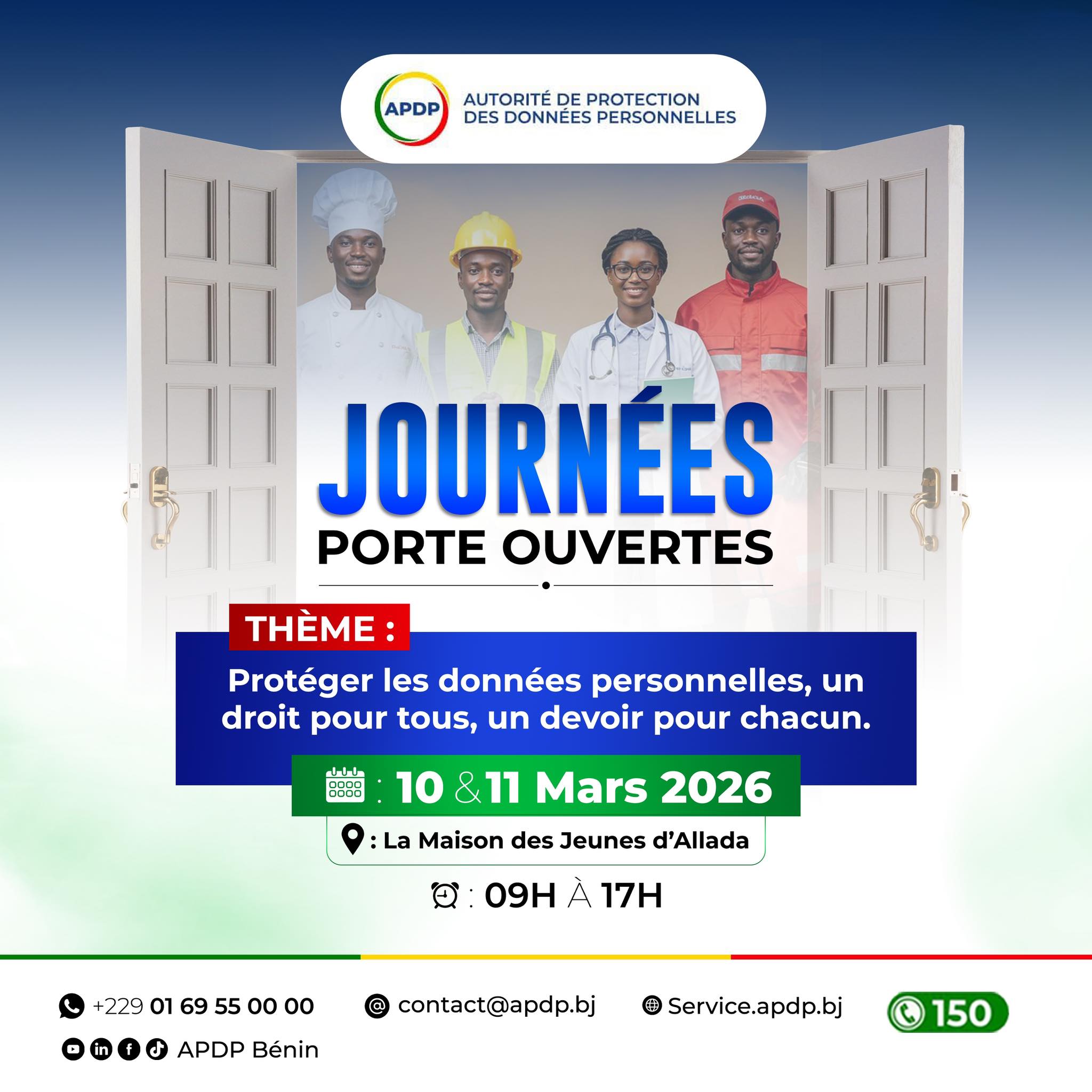 Quatre personnes en tenue professionnelle devant des portes ouvertes sur un fond clair avec texte informatif sur un événement
