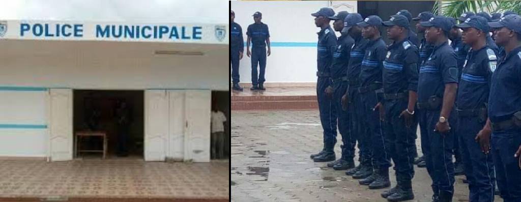 Façade d un bâtiment avec inscription police municipale à côté de policiers en uniforme alignés en formation devant un bâtiment