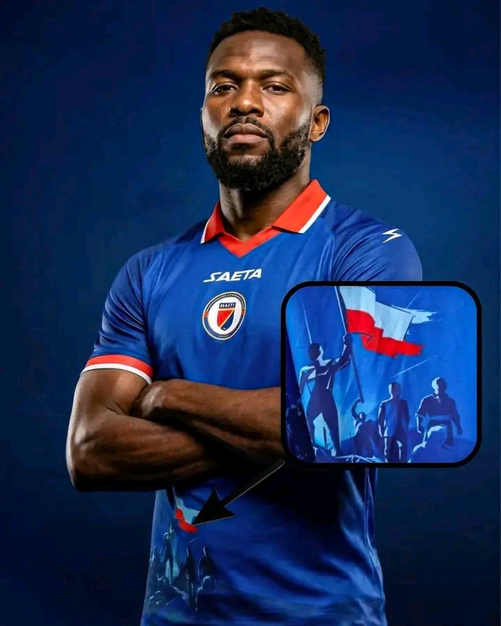 Un homme en maillot bleu avec col rouge et un graphique illustrant des silhouettes tenant un drapeau rouge et blanc