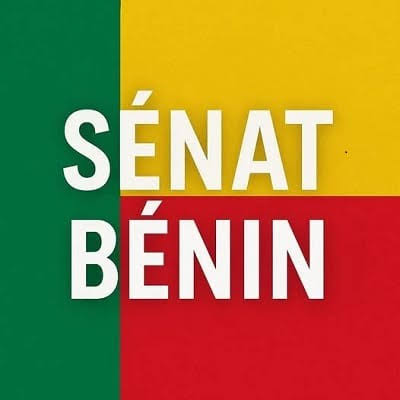Fond aux couleurs vert, jaune et rouge avec le texte blanc SÉNAT BÉNIN centré