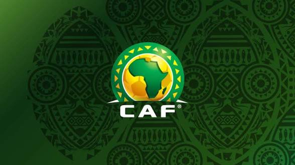 Logo circulaire vert et jaune avec une carte de l'Afrique au centre et les lettres CAF en blanc sur fond vert ornementé