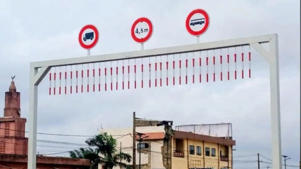 Portique métallique avec panneaux de signalisation interdisant certains véhicules et limitant la hauteur à 4,5 mètres au-dessus de la route