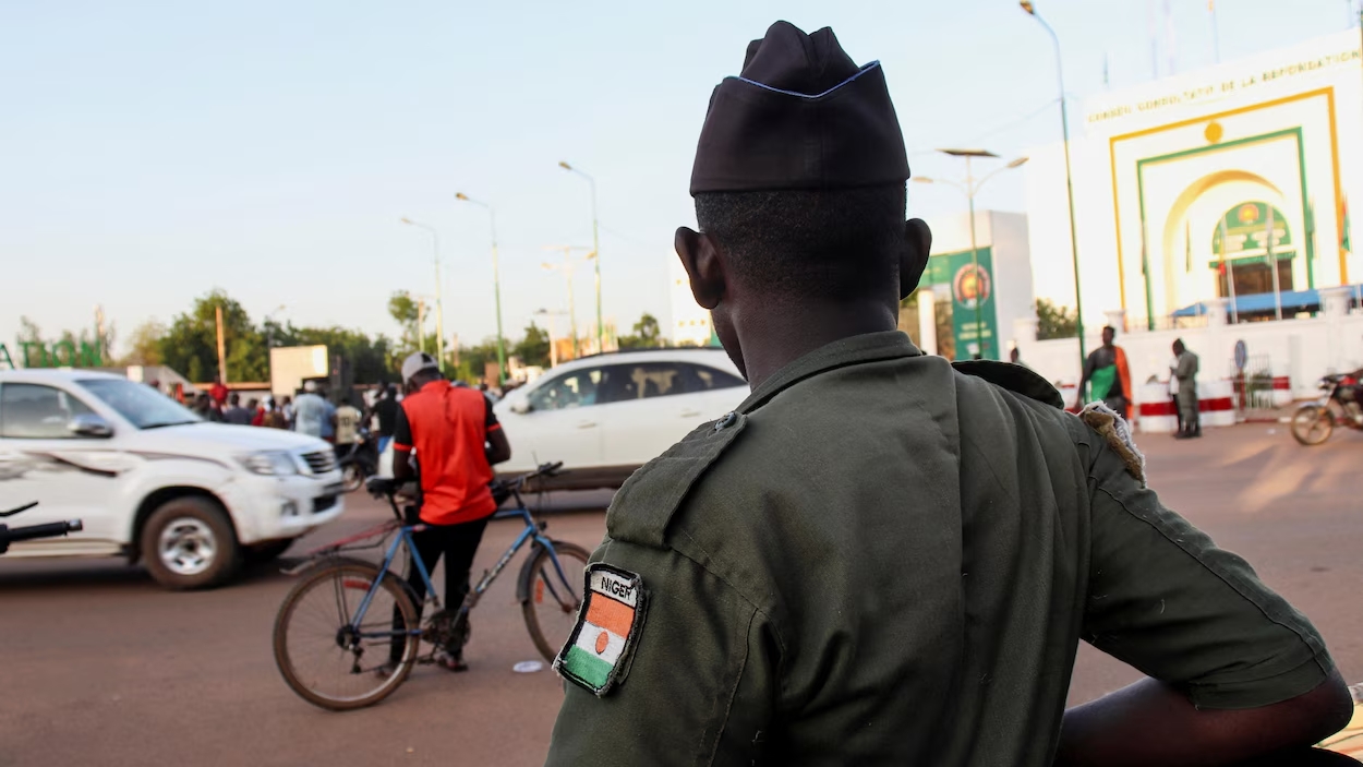 Un militaire nigérien observe une rue animée