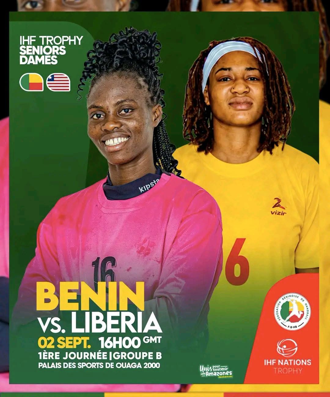 Deux joueuses de handball en maillots numéro 16 posent avec un fond vert et des drapeaux sur fond jaune et rouge